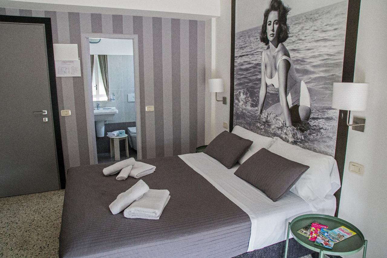 Hotel Hollywood Riccione Exteriör bild