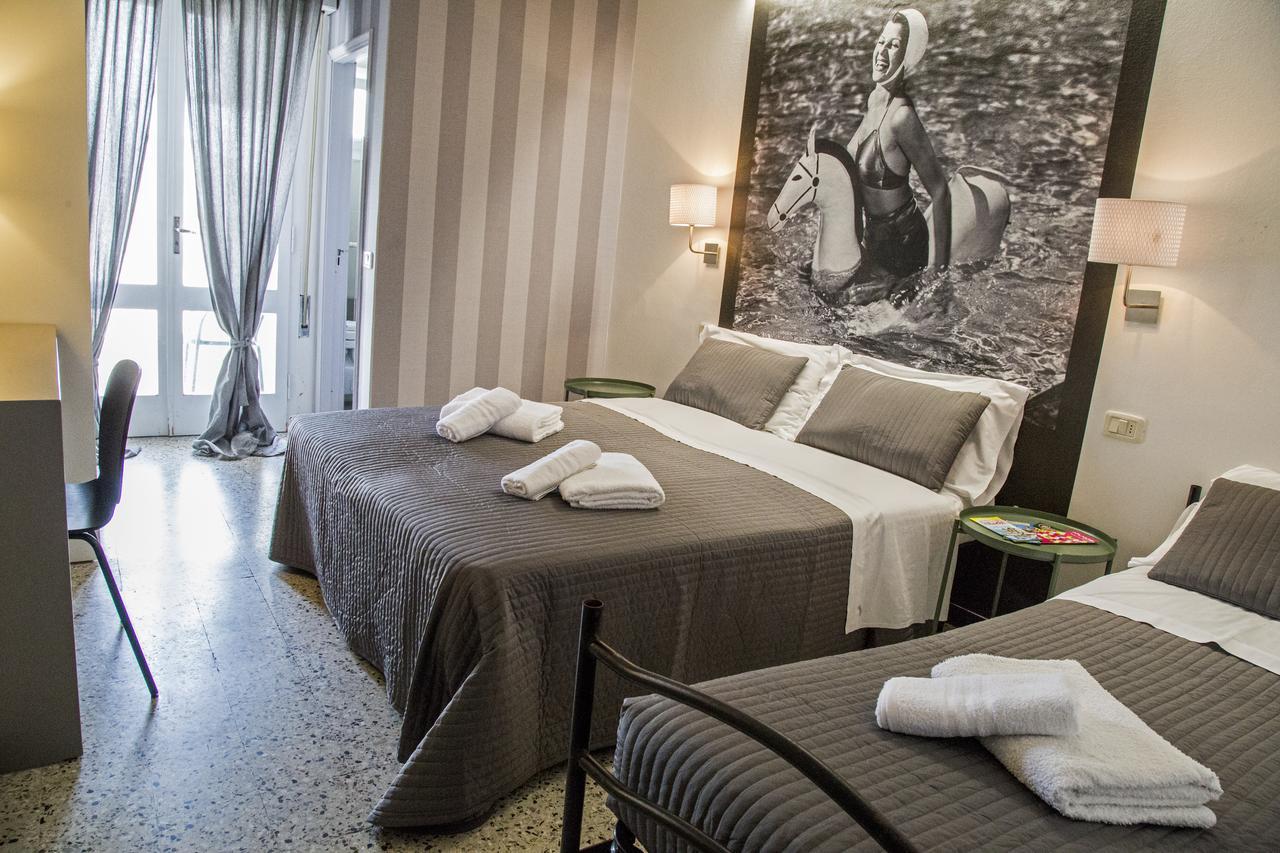 Hotel Hollywood Riccione Exteriör bild