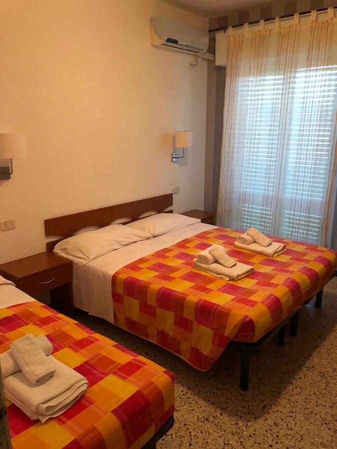 Hotel Hollywood Riccione Exteriör bild